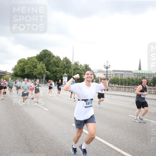 29.06.2025 - hella hamburg halbmarathon Jannik Wohlers http://msf.ph/oto/8498979 29.06.2025 10:56:20 Lombardsbrücke 2143, 2307, 2887, 2932, 2991, 3348, 3418, 3438, 3516, 3517, 3520, 3614, 4094, 4118, 4773, 5438, 5589, 5911, 5944, 6348, 6349, 7381, 8108, 8150, 8606, 8939, 8943, 9172, 9210, 9402, 9404, 9517, 9902, 9905, 9910, 10138, 10309, 10555, 10569, 10571, 10936, 11047, 11089, 11204, 12221, 12328, 12354, 12993, 13096, 13108, 13273, 13671, 13801, 13834, 14117, 14472, 14711, 14746, 15215, 15748, 15823, 16034, 18197 meine-sportfotos.de