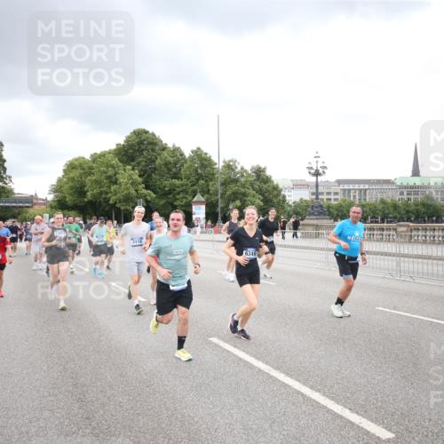 29.06.2025 - hella hamburg halbmarathon Jannik Wohlers http://msf.ph/oto/8499004 29.06.2025 10:56:23 Lombardsbrücke 2887, 2932, 2991, 3348, 3387, 3418, 3438, 3516, 3517, 3614, 4094, 4118, 5589, 5911, 5944, 6348, 6349, 7381, 8150, 8197, 8939, 8943, 9172, 9210, 9402, 9404, 9517, 9902, 9905, 9910, 10138, 10309, 10450, 10571, 10632, 10936, 11047, 11089, 11204, 12328, 12345, 12354, 12993, 13108, 13273, 13671, 13801, 13834, 14117, 14472, 14711, 14746, 15215, 15630, 15748, 15823, 18197 meine-sportfotos.de