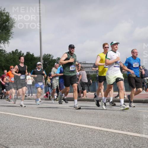 29.06.2025 - hella hamburg halbmarathon Luisa Fischer http://msf.ph/oto/8499036 29.06.2025 10:02:55 Kennedybrücke 13589, 17261, 209, 17525, 8394, 6581, 7786, 10031, 1006, 1334, 2099, 2348, 2677, 3177, 4231, 5341, 6202, 6581, 7786, 8394, 8402, 8520, 8573, 10031, 10788 meine-sportfotos.de