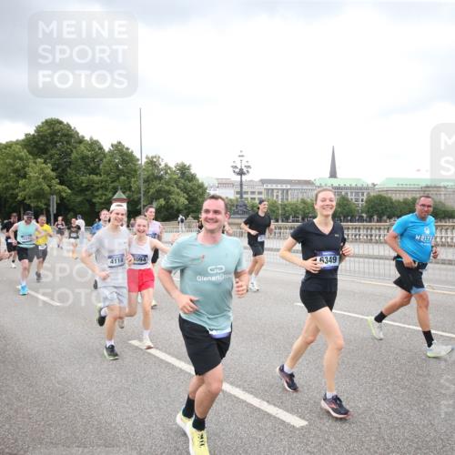29.06.2025 - hella hamburg halbmarathon Jannik Wohlers http://msf.ph/oto/8499052 29.06.2025 10:56:23 Lombardsbrücke 2887, 2932, 2991, 3348, 3387, 3418, 3438, 3516, 3517, 3614, 4094, 4118, 5589, 5911, 5944, 6348, 6349, 7381, 8150, 8197, 8939, 8943, 9172, 9210, 9402, 9404, 9517, 9902, 9905, 9910, 10138, 10309, 10450, 10571, 10632, 10936, 11047, 11089, 11204, 12328, 12345, 12354, 12993, 13108, 13273, 13671, 13801, 13834, 14117, 14472, 14711, 14746, 15215, 15630, 15748, 15823, 18197 meine-sportfotos.de