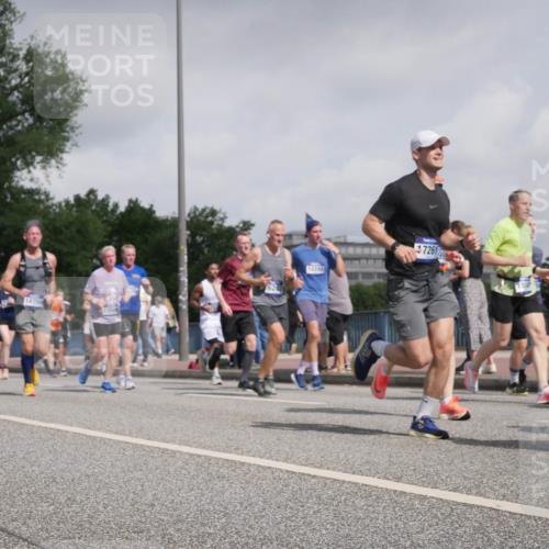 29.06.2025 - hella hamburg halbmarathon Luisa Fischer http://msf.ph/oto/8499058 29.06.2025 10:02:57 Kennedybrücke 14750, 1354, 12248, 7261, 1006, 1180, 1334, 2099, 2348, 2677, 3177, 3861, 4231, 5341, 6082, 6084, 6202, 6581, 7786, 8394, 8402, 8520, 8573, 10031, 10788 meine-sportfotos.de