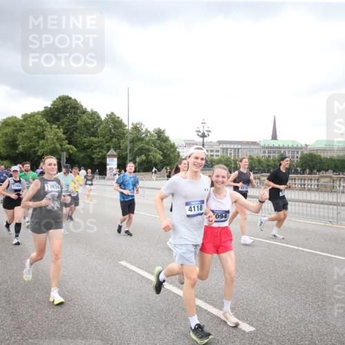 29.06.2025 - hella hamburg halbmarathon Jannik Wohlers http://msf.ph/oto/8499067 29.06.2025 10:56:24 Lombardsbrücke 1207, 2887, 2932, 2991, 3348, 3387, 3418, 3516, 3517, 3614, 4094, 4118, 5589, 5911, 5944, 6284, 6348, 6349, 7381, 7416, 7417, 8150, 8197, 8939, 8943, 9172, 9210, 9402, 9404, 9517, 9902, 9905, 9910, 10138, 10309, 10450, 10571, 10632, 10936, 11047, 11089, 11204, 12328, 12345, 12354, 12828, 12993, 13108, 13273, 13276, 13671, 13801, 13834, 14117, 14472, 14711, 14746, 15215, 15630, 15748, 15823 meine-sportfotos.de