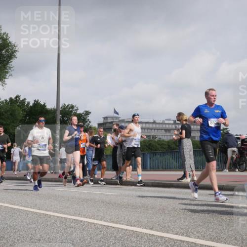29.06.2025 - hella hamburg halbmarathon Luisa Fischer http://msf.ph/oto/8499081 29.06.2025 10:03:00 Kennedybrücke 18112, 1358, 1006, 1180, 1334, 2099, 2348, 2677, 3112, 3177, 3861, 3898, 4796, 5341, 6082, 6084, 6202, 6260, 8402, 8520, 8730, 9611, 10044, 10582, 10788 meine-sportfotos.de