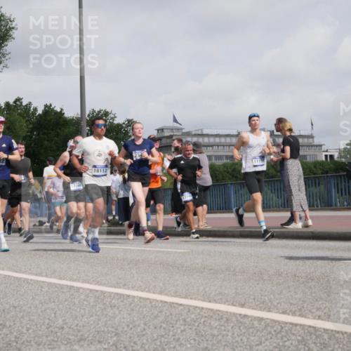 29.06.2025 - hella hamburg halbmarathon Luisa Fischer http://msf.ph/oto/8499084 29.06.2025 10:03:01 Kennedybrücke 107, 4632, 17160, 18112, 234, 1794, 11158, 1006, 1180, 1334, 2348, 2677, 3112, 3177, 3861, 3898, 4796, 5341, 6082, 6084, 6202, 6260, 6462, 7824, 8520, 8730, 9611, 10044, 10582, 10788 meine-sportfotos.de