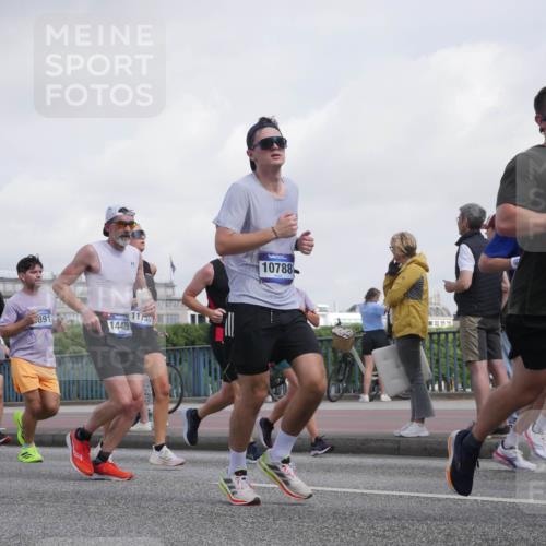 29.06.2025 - hella hamburg halbmarathon Luisa Fischer http://msf.ph/oto/8499112 29.06.2025 10:03:04 Kennedybrücke 12479, 891, 14429, 11733, 10788, 199, 689, 1180, 1239, 1334, 2348, 2677, 3112, 3177, 3861, 3898, 4796, 5341, 5728, 6082, 6084, 6260, 6462, 7824, 8520, 8730, 9611, 10044, 10337, 10582, 10788 meine-sportfotos.de