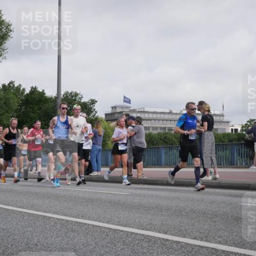 29.06.2025 - hella hamburg halbmarathon Luisa Fischer http://msf.ph/oto/8499162 29.06.2025 10:03:11 Kennedybrücke 778, 8531, 661, 76261, 10337, 1239, 1239, 1264, 2159, 2346, 2447, 2582, 2584, 3112, 3898, 4013, 4594, 4796, 5728, 6104, 6201, 6260, 6462, 6602, 7159, 7824, 8531, 8730, 9611, 10044, 10268, 10337, 10582, 10587 meine-sportfotos.de