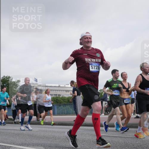 29.06.2025 - hella hamburg halbmarathon Luisa Fischer http://msf.ph/oto/8499193 29.06.2025 10:03:15 Kennedybrücke 15, 2346, 4013, 18891, 3424, 96, 5728, 16261, 16257, 4779, 1239, 1264, 2027, 2159, 2346, 2447, 2582, 2584, 2730, 3042, 3794, 4013, 4419, 4594, 5643, 5728, 6104, 6201, 6602, 6636, 7159, 7717, 8531, 8669, 9622, 10268, 10337, 10534, 10587, 10665, 10742, 10759 meine-sportfotos.de