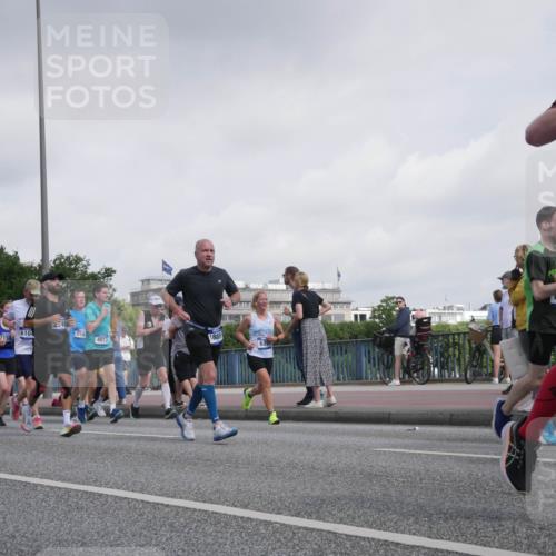 29.06.2025 - hella hamburg halbmarathon Luisa Fischer http://msf.ph/oto/8499197 29.06.2025 10:03:15 Kennedybrücke 2546, 610, 7159, 258, 4013, 2159, 1889, 1626, 1239, 1264, 2027, 2159, 2346, 2447, 2582, 2584, 2730, 3042, 3794, 4013, 4419, 4594, 5643, 5728, 6104, 6201, 6602, 6636, 7159, 7717, 8531, 8669, 9622, 10268, 10337, 10534, 10587, 10665, 10742, 10759 meine-sportfotos.de
