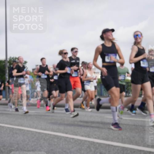 29.06.2025 - hella hamburg halbmarathon Luisa Fischer http://msf.ph/oto/8499224 29.06.2025 10:03:19 Kennedybrücke 1264, 2027, 2159, 2346, 2447, 2474, 2582, 2584, 2606, 2652, 2730, 2982, 3042, 3319, 3794, 4013, 4419, 4594, 4767, 4940, 5643, 6104, 6201, 6443, 6470, 6602, 6636, 7159, 7717, 8669, 9485, 9622, 10268, 10534, 10587, 10665, 10742, 10759, 10766 meine-sportfotos.de