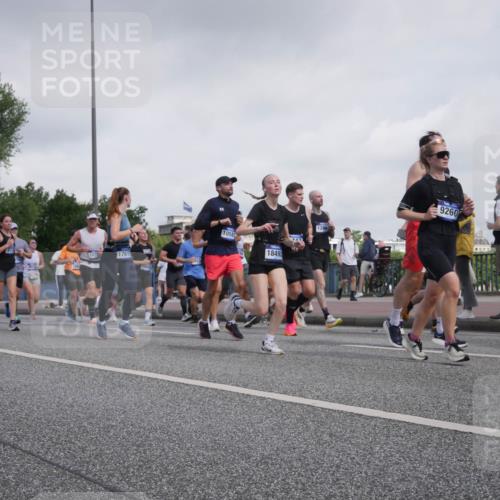 29.06.2025 - hella hamburg halbmarathon Luisa Fischer http://msf.ph/oto/8499230 29.06.2025 10:03:20 Kennedybrücke 643, 107, 17615, 1100, 10587, 18492, 1264, 9260, 1264, 2027, 2159, 2346, 2447, 2474, 2582, 2584, 2606, 2652, 2730, 2982, 3042, 3319, 3794, 4013, 4419, 4579, 4594, 4767, 4940, 5643, 6104, 6174, 6201, 6443, 6470, 6636, 7159, 7717, 8669, 9485, 9622, 10268, 10534, 10587, 10665, 10742, 10759, 10766 meine-sportfotos.de