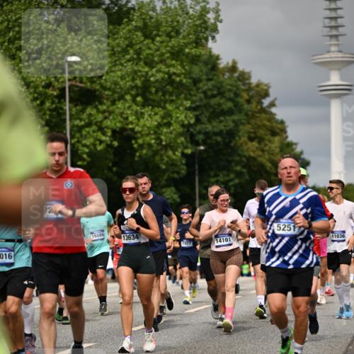 29.06.2025 - hella hamburg halbmarathon Dr. Thomas Lammeyer http://msf.ph/oto/8499247 29.06.2025 10:24:03 Kennedybrücke 1145, 2357, 2405, 2795, 2918, 2993, 2995, 3278, 3446, 3631, 3678, 4539, 4562, 4570, 4614, 4979, 5035, 5123, 5251, 5397, 5429, 5556, 5834, 5849, 5878, 6444, 6796, 6797, 6872, 6874, 6939, 7137, 7248, 7249, 7647, 7744, 7836, 7917, 8427, 8537, 10349, 10594, 10622, 11028, 11036, 11247 meine-sportfotos.de