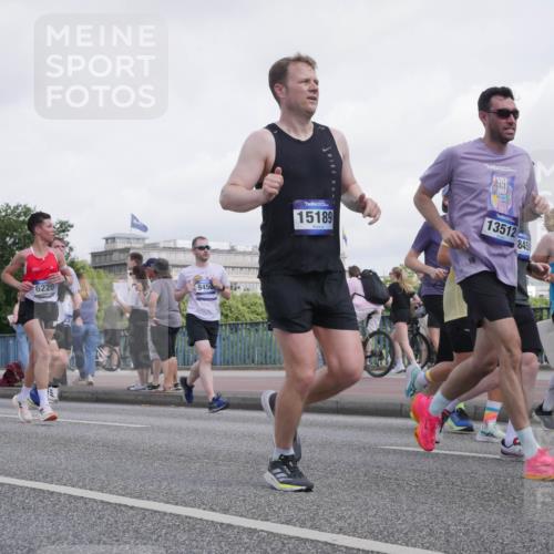 29.06.2025 - hella hamburg halbmarathon Luisa Fischer http://msf.ph/oto/8499320 29.06.2025 10:03:30 Kennedybrücke 6220, 9450, 15189, 13512, 8450, 2426, 1019, 1544, 1583, 1681, 2086, 2426, 2474, 2606, 2982, 3059, 3319, 3400, 4579, 4767, 5418, 6138, 6174, 6220, 6470, 9450, 9577, 10599, 10797 meine-sportfotos.de