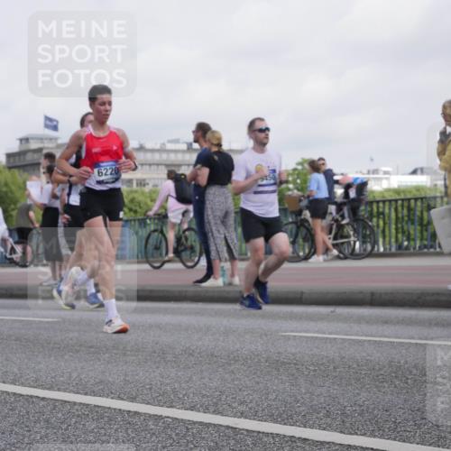 29.06.2025 - hella hamburg halbmarathon Luisa Fischer http://msf.ph/oto/8499330 29.06.2025 10:03:31 Kennedybrücke 6220, 1019, 1544, 1583, 1681, 2086, 2236, 2426, 2982, 3059, 3319, 3400, 4579, 4767, 5418, 6138, 6174, 6220, 6470, 9450, 9577, 10599, 10797 meine-sportfotos.de