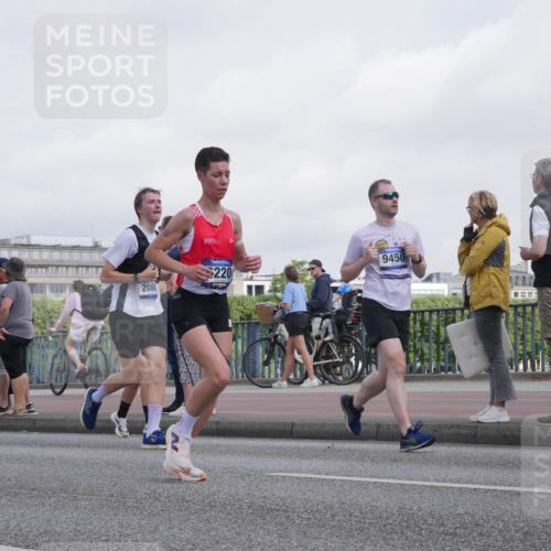 29.06.2025 - hella hamburg halbmarathon Luisa Fischer http://msf.ph/oto/8499333 29.06.2025 10:03:31 Kennedybrücke 2086, 220, 9450, 1019, 1544, 1583, 1681, 2086, 2236, 2426, 2982, 3059, 3319, 3400, 4579, 4767, 5418, 6138, 6174, 6220, 6470, 9450, 9577, 10599, 10797 meine-sportfotos.de