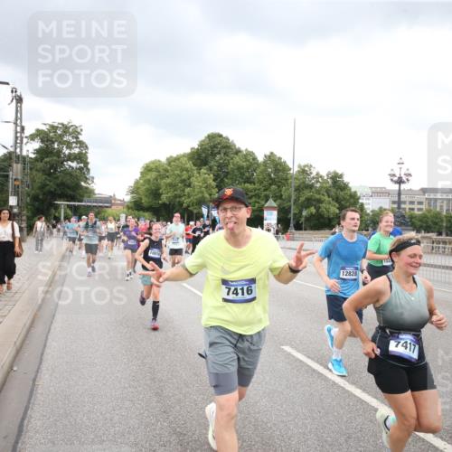 29.06.2025 - hella hamburg halbmarathon Jannik Wohlers http://msf.ph/oto/8499347 29.06.2025 10:56:37 Lombardsbrücke 1207, 2871, 2932, 3348, 3387, 3470, 3485, 4241, 4485, 4568, 4569, 4611, 4998, 5057, 5589, 5639, 6053, 6284, 6832, 6981, 7381, 7416, 7417, 7592, 7964, 8039, 8197, 8224, 8546, 8679, 9298, 9299, 9329, 9402, 9404, 9513, 9570, 10016, 10138, 10142, 10309, 10450, 10505, 10632, 11050, 11179, 11323, 11954, 12226, 12345, 12476, 12477, 12484, 12535, 12828, 12829, 13194, 13273, 13276, 13671, 13801, 13878, 13986, 14117, 14146, 14148, 14414, 14472, 15499, 15630 meine-sportfotos.de