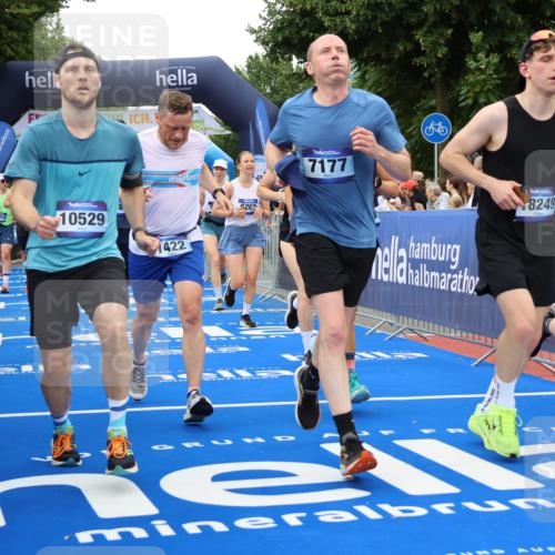 29.06.2025 - hella hamburg halbmarathon Strokosch-Dieckow http://msf.ph/oto/8499361 29.06.2025 10:53:47 Ziel 1422, 1706, 1870, 2082, 2518, 5399, 5607, 6260, 6877, 7177, 7395, 7973, 8285, 8335, 9922, 10529, 10891, 10895, 11588, 11589, 12413, 14026, 14702, 14818, 15441, 15502, 16477, 16538, 17482, 17740, 18249, 18418, 18487, 18514, 18759, 18831, 18915, 19177 meine-sportfotos.de