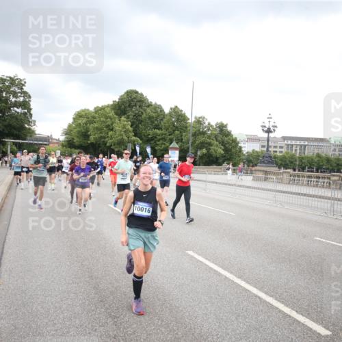 29.06.2025 - hella hamburg halbmarathon Jannik Wohlers http://msf.ph/oto/8499365 29.06.2025 10:56:38 Lombardsbrücke 1207, 2871, 2932, 3348, 3387, 3470, 3485, 4241, 4485, 4568, 4569, 4611, 4998, 5057, 5589, 5639, 6053, 6284, 6832, 6981, 7416, 7417, 7592, 7964, 8039, 8197, 8224, 8546, 8679, 9298, 9299, 9329, 9402, 9404, 9513, 9570, 10016, 10138, 10142, 10309, 10450, 10505, 10632, 11050, 11179, 11323, 11954, 12226, 12345, 12476, 12477, 12484, 12535, 12828, 12829, 13194, 13273, 13276, 13513, 13671, 13801, 13878, 13986, 14146, 14148, 14414, 14472, 15499, 15630 meine-sportfotos.de