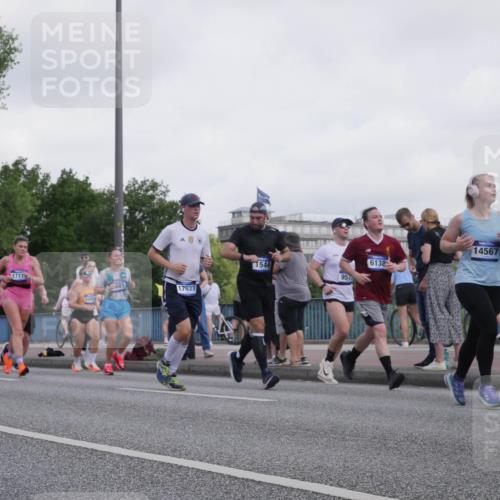 29.06.2025 - hella hamburg halbmarathon Luisa Fischer http://msf.ph/oto/8499366 29.06.2025 10:03:35 Kennedybrücke 17087, 18125, 1711, 13458, 681, 17827, 1544, 9577, 6138, 14567, 1544, 1611, 1681, 2086, 2236, 3059, 3141, 3400, 4616, 4945, 5418, 6138, 6220, 9553, 9555, 9577, 10797 meine-sportfotos.de