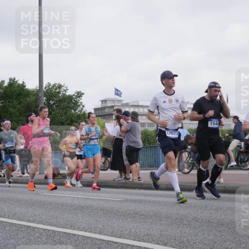 29.06.2025 - hella hamburg halbmarathon Luisa Fischer http://msf.ph/oto/8499371 29.06.2025 10:03:36 Kennedybrücke 17087, 18125, 17119, 13459, 081, 17827, 1544, 9577, 1544, 1611, 1681, 2086, 2236, 3059, 3141, 3400, 4616, 4945, 5418, 6138, 9553, 9555, 9577, 10797 meine-sportfotos.de