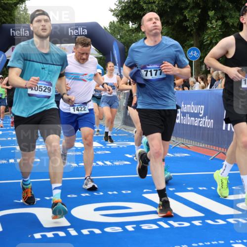 29.06.2025 - hella hamburg halbmarathon Strokosch-Dieckow http://msf.ph/oto/8499374 29.06.2025 10:53:47 Ziel 1422, 1706, 1870, 2082, 2518, 5399, 5607, 6260, 6877, 7177, 7395, 7973, 8285, 8335, 9922, 10529, 10891, 10895, 11588, 11589, 12413, 14026, 14702, 14818, 15441, 15502, 16477, 16538, 17482, 17740, 18249, 18418, 18487, 18514, 18759, 18831, 18915, 19177 meine-sportfotos.de