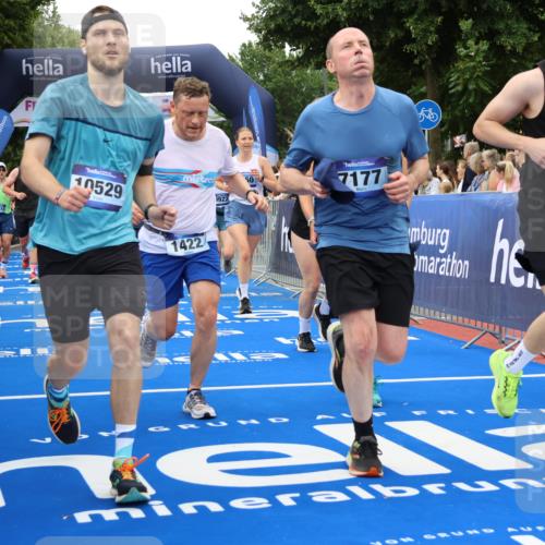 29.06.2025 - hella hamburg halbmarathon Strokosch-Dieckow http://msf.ph/oto/8499384 29.06.2025 10:53:48 Ziel 1422, 1706, 1870, 2082, 2518, 5607, 6260, 6877, 7177, 7395, 7973, 8285, 8335, 9922, 10529, 10891, 12413, 14026, 14175, 14702, 14818, 15502, 16477, 16538, 17482, 17740, 18249, 18418, 18487, 18514, 18759, 18831, 18879, 18915, 19177 meine-sportfotos.de