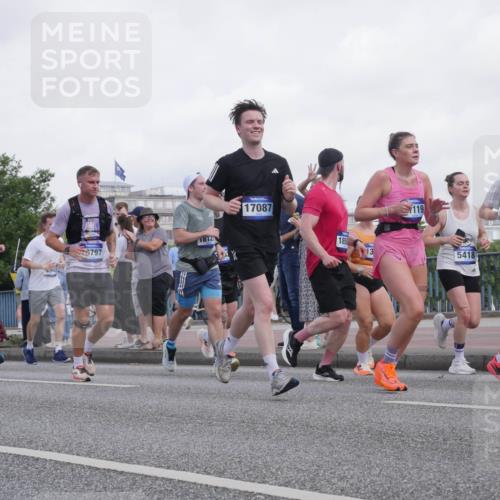 29.06.2025 - hella hamburg halbmarathon Luisa Fischer http://msf.ph/oto/8499394 29.06.2025 10:03:39 Kennedybrücke 18377, 16093, 797, 1812, 17087, 1850, 13, 119, 5418, 1681, 1544, 1568, 1611, 1681, 2236, 3141, 4616, 4945, 5033, 5418, 6138, 9553, 9555, 9577, 10188, 10797 meine-sportfotos.de