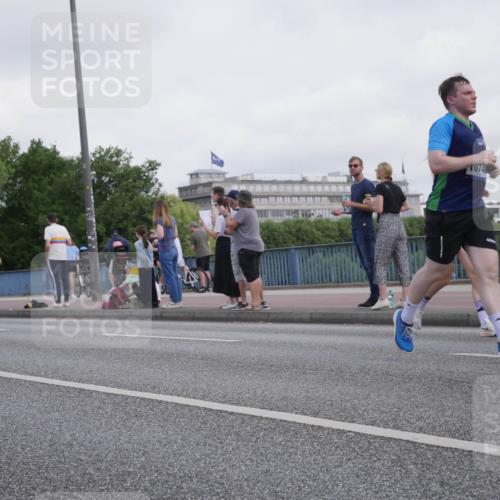 29.06.2025 - hella hamburg halbmarathon Luisa Fischer http://msf.ph/oto/8499473 29.06.2025 10:03:49 Kennedybrücke 10271, 3983, 1074, 1568, 3983, 5033, 6714, 6757, 8255, 8478, 10188, 10271 meine-sportfotos.de
