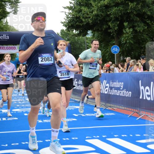 29.06.2025 - hella hamburg halbmarathon Strokosch-Dieckow http://msf.ph/oto/8499474 29.06.2025 10:53:44 Ziel 1422, 1706, 1870, 2058, 2082, 2518, 2630, 3819, 5399, 5607, 6260, 6877, 7177, 8285, 8335, 9922, 10529, 10891, 10895, 11588, 11589, 11604, 12413, 12632, 13865, 14026, 14702, 14818, 15061, 15441, 15502, 16092, 16538, 17482, 17740, 18143, 18249, 18418, 18487, 18514, 18715, 18759, 18915, 19177 meine-sportfotos.de