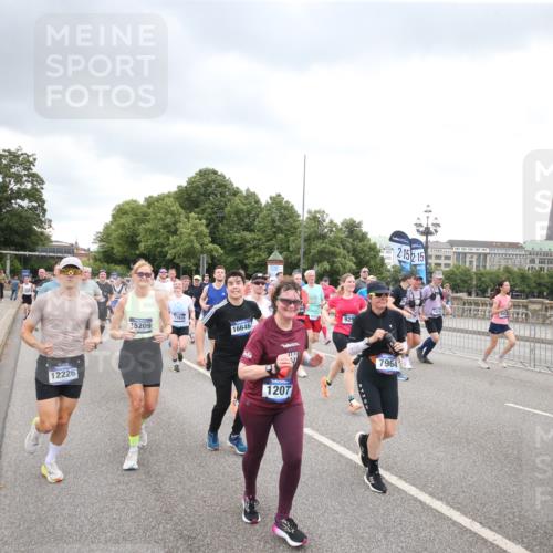 29.06.2025 - hella hamburg halbmarathon Jannik Wohlers http://msf.ph/oto/8499489 29.06.2025 10:56:42 Lombardsbrücke 1207, 2370, 2871, 3387, 3470, 3485, 3723, 3851, 4241, 4485, 4568, 4569, 4611, 4998, 5057, 5639, 6053, 6284, 6832, 6981, 7416, 7417, 7592, 7787, 7964, 8039, 8197, 8224, 8546, 8679, 9298, 9299, 9329, 9513, 9570, 9670, 10016, 10142, 10450, 10505, 10632, 11050, 11179, 11323, 11954, 12226, 12345, 12476, 12477, 12484, 12535, 12828, 12829, 12832, 12984, 13194, 13276, 13490, 13513, 13731, 13878, 13986, 14146, 14148, 14414, 15499, 15630 meine-sportfotos.de