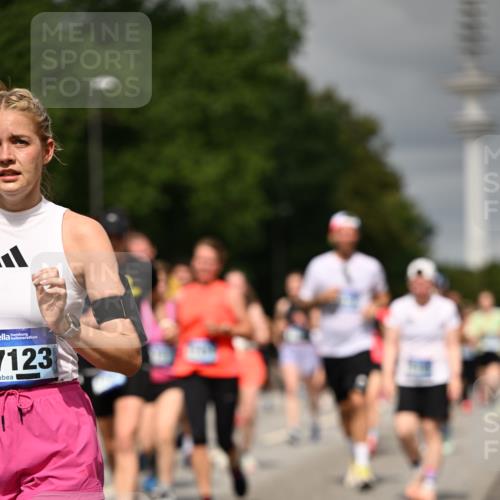 29.06.2025 - hella hamburg halbmarathon Dr. Thomas Lammeyer http://msf.ph/oto/8499523 29.06.2025 10:24:11 Kennedybrücke 1110, 1115, 1145, 2357, 3278, 3631, 3678, 4539, 4562, 4570, 4585, 4614, 4737, 4739, 4979, 5035, 5123, 5251, 5556, 5834, 5849, 5878, 6444, 6796, 6797, 6872, 6874, 7137, 7647, 7744, 7808, 7917, 8387, 9136, 9196, 9735, 10349, 10550, 10622, 11028, 11036, 11434 meine-sportfotos.de
