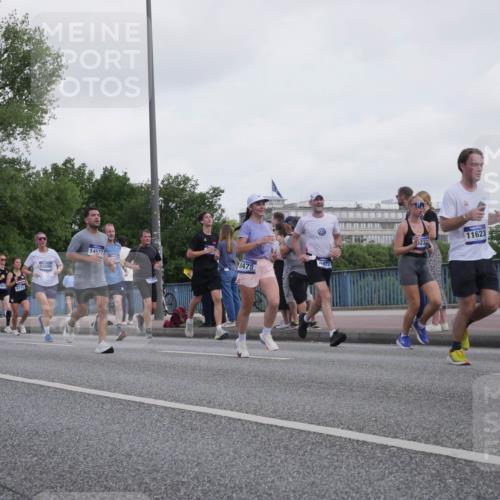 29.06.2025 - hella hamburg halbmarathon Luisa Fischer http://msf.ph/oto/8499534 29.06.2025 10:03:56 Kennedybrücke 18321, 6147, 13086, 422, 14577, 8478, 11623, 6232, 2354, 3740, 3983, 4238, 4708, 5870, 6147, 6487, 6531, 6714, 6757, 6835, 8255, 8478, 10271 meine-sportfotos.de