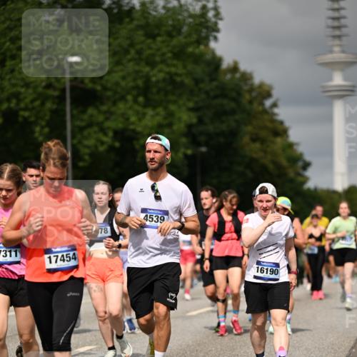 29.06.2025 - hella hamburg halbmarathon Dr. Thomas Lammeyer http://msf.ph/oto/8499551 29.06.2025 10:24:13 Kennedybrücke 1110, 1115, 1145, 2357, 3278, 3678, 4539, 4562, 4570, 4585, 4614, 4737, 4739, 5035, 5123, 5251, 5556, 5659, 5834, 5849, 5878, 6444, 6796, 6797, 6872, 6874, 7137, 7519, 7647, 7739, 7744, 7808, 7917, 8387, 8462, 9136, 9196, 9735, 10349, 10414, 10550, 10622, 11028, 11036, 11434 meine-sportfotos.de