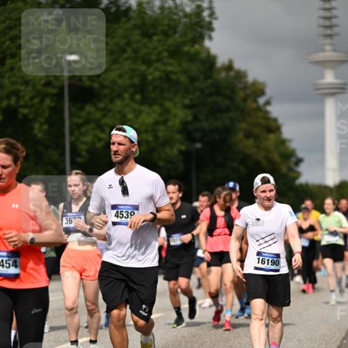 29.06.2025 - hella hamburg halbmarathon Dr. Thomas Lammeyer http://msf.ph/oto/8499563 29.06.2025 10:24:13 Kennedybrücke 1110, 1115, 1145, 2357, 3278, 3678, 4539, 4562, 4570, 4585, 4614, 4737, 4739, 5035, 5123, 5251, 5556, 5659, 5834, 5849, 5878, 6444, 6796, 6797, 6872, 6874, 7137, 7519, 7647, 7739, 7744, 7808, 7917, 8387, 8462, 9136, 9196, 9735, 10349, 10414, 10550, 10622, 11028, 11036, 11434 meine-sportfotos.de