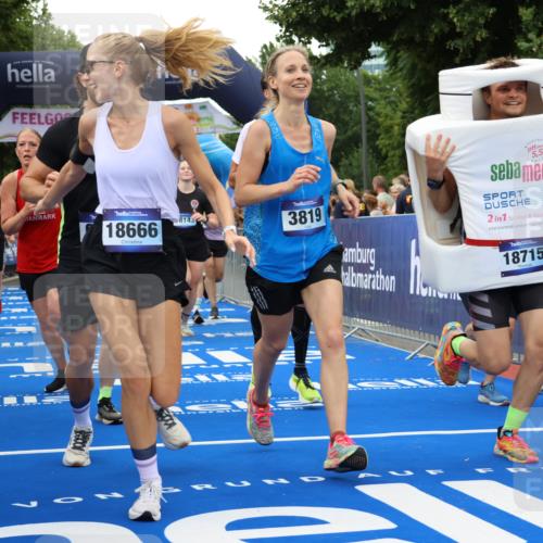29.06.2025 - hella hamburg halbmarathon Strokosch-Dieckow http://msf.ph/oto/8499611 29.06.2025 10:53:38 Ziel 1030, 1098, 1502, 1783, 2058, 2082, 2518, 2630, 3399, 3819, 5399, 6628, 6762, 6877, 8285, 8335, 10549, 10895, 11588, 11589, 11604, 12632, 13865, 14702, 14818, 15061, 15113, 15441, 15497, 15856, 16092, 17482, 18143, 18450, 18514, 18612, 18666, 18715 meine-sportfotos.de