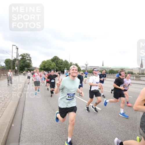 29.06.2025 - hella hamburg halbmarathon Jannik Wohlers http://msf.ph/oto/8499635 29.06.2025 10:56:45 Lombardsbrücke 1207, 2370, 2871, 3195, 3470, 3485, 3723, 3851, 4086, 4106, 4241, 4485, 4568, 4569, 4611, 4998, 5057, 5316, 5639, 6053, 6284, 6832, 6981, 7416, 7417, 7592, 7787, 7964, 8039, 8224, 8546, 8679, 8851, 8853, 9110, 9298, 9299, 9329, 9513, 9570, 9670, 10016, 10142, 10505, 11050, 11179, 11323, 11954, 12226, 12476, 12477, 12484, 12535, 12698, 12828, 12829, 12832, 12984, 13048, 13194, 13224, 13276, 13490, 13513, 13731, 13878, 13986, 14146, 14148, 14414, 15499 meine-sportfotos.de