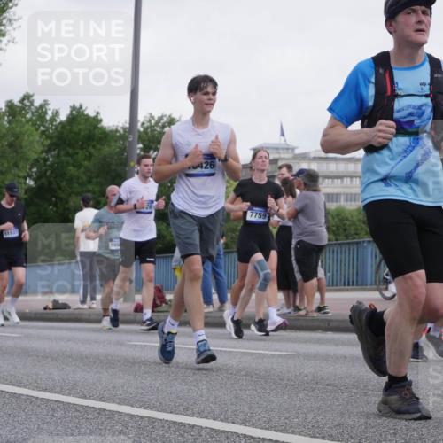 29.06.2025 - hella hamburg halbmarathon Luisa Fischer http://msf.ph/oto/8499647 29.06.2025 10:04:10 Kennedybrücke 15240, 11937, 165, 26, 426, 7759, 1387, 1420, 1726, 2006, 2363, 3625, 4068, 4249, 6591, 6924, 7757, 7759, 7761, 8326, 8691, 8923, 9124, 9932, 10383, 10705 meine-sportfotos.de