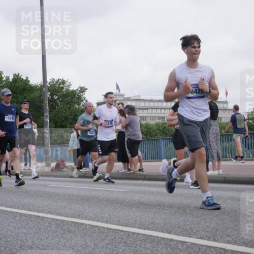 29.06.2025 - hella hamburg halbmarathon Luisa Fischer http://msf.ph/oto/8499658 29.06.2025 10:04:11 Kennedybrücke 9124, 8326, 15240, 11937, 16517, 726, 3777, 8426, 1420, 1726, 2006, 2936, 3625, 4068, 4249, 6591, 6924, 7757, 7759, 7761, 8326, 8691, 8923, 9124, 9932, 10383, 10705 meine-sportfotos.de