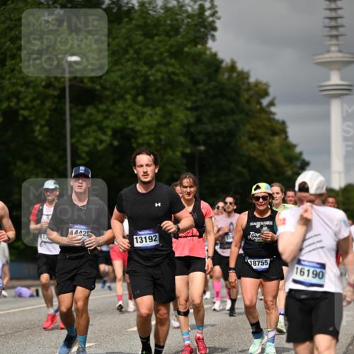 29.06.2025 - hella hamburg halbmarathon Dr. Thomas Lammeyer http://msf.ph/oto/8499665 29.06.2025 10:24:16 Kennedybrücke 1110, 1115, 1145, 2357, 3278, 3678, 4539, 4585, 4614, 4737, 4739, 5123, 5251, 5556, 5659, 5834, 5849, 5878, 6444, 6796, 6797, 6872, 6874, 7137, 7519, 7647, 7739, 7744, 7808, 7917, 8387, 8462, 9136, 9196, 9735, 10414, 10550, 10622, 11028, 11036, 11434 meine-sportfotos.de