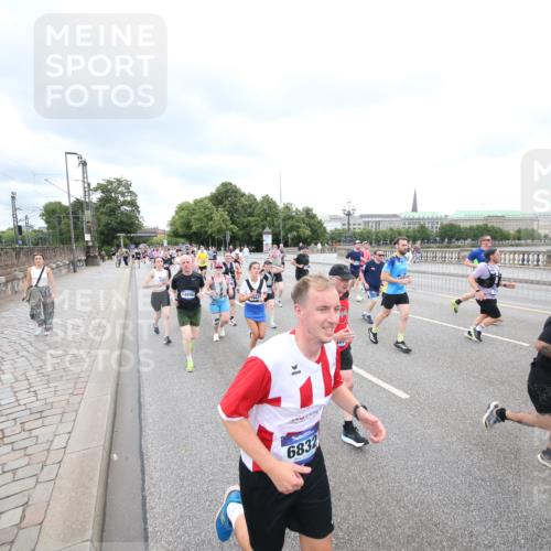 29.06.2025 - hella hamburg halbmarathon Jannik Wohlers http://msf.ph/oto/8499667 29.06.2025 10:56:47 Lombardsbrücke 2041, 2370, 2871, 3195, 3470, 3485, 3723, 3851, 4086, 4106, 4241, 4485, 4568, 4569, 4611, 4998, 5057, 5316, 5639, 6053, 6832, 6981, 7592, 7787, 7964, 8039, 8224, 8546, 8552, 8679, 8851, 8853, 9110, 9298, 9299, 9329, 9430, 9513, 9570, 9670, 10142, 10505, 10913, 10914, 11050, 11179, 11323, 11954, 12226, 12476, 12477, 12484, 12535, 12698, 12829, 12832, 12984, 13048, 13194, 13224, 13438, 13490, 13513, 13731, 13878, 13986, 14146, 14148, 14366, 14414, 14862, 15499 meine-sportfotos.de