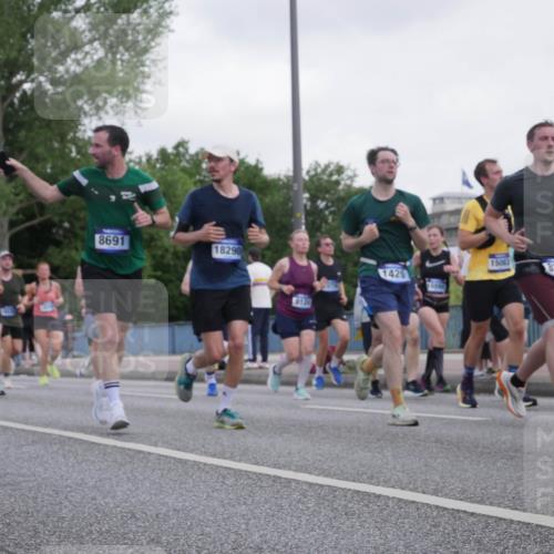 29.06.2025 - hella hamburg halbmarathon Luisa Fischer http://msf.ph/oto/8499677 29.06.2025 10:04:14 Kennedybrücke 8691, 18290, 9120, 1420, 6994, 15063, 8326, 1420, 1726, 2006, 2936, 3625, 4068, 4319, 6591, 6924, 7759, 7761, 8046, 8326, 8691, 9124, 9932, 10383 meine-sportfotos.de