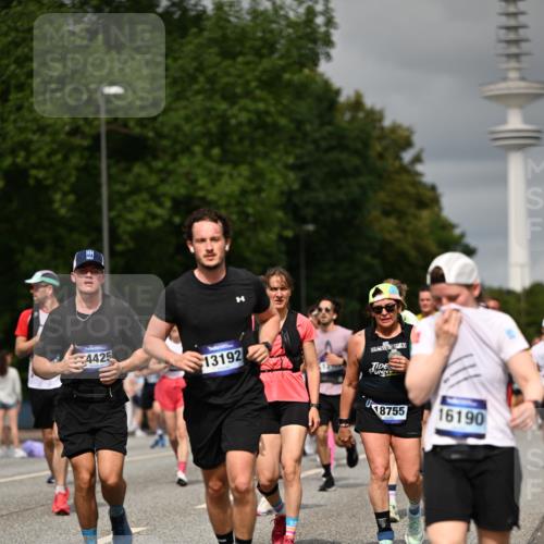 29.06.2025 - hella hamburg halbmarathon Dr. Thomas Lammeyer http://msf.ph/oto/8499682 29.06.2025 10:24:16 Kennedybrücke 1110, 1115, 1145, 2357, 3278, 3678, 4539, 4585, 4614, 4737, 4739, 5123, 5251, 5556, 5659, 5834, 5849, 5878, 6444, 6796, 6797, 6872, 6874, 7137, 7519, 7647, 7739, 7744, 7808, 7917, 8387, 8462, 9136, 9196, 9735, 10414, 10550, 10622, 11028, 11036, 11434 meine-sportfotos.de