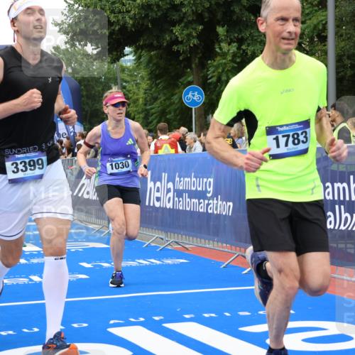 29.06.2025 - hella hamburg halbmarathon Strokosch-Dieckow http://msf.ph/oto/8499699 29.06.2025 10:53:34 Ziel 1030, 1061, 1098, 1499, 1502, 1783, 2058, 2070, 2630, 3399, 3819, 5399, 5866, 6628, 6762, 10549, 10895, 11068, 11588, 11589, 11604, 12632, 12909, 13865, 13912, 15061, 15113, 15441, 15497, 15856, 16092, 17482, 17710, 18143, 18450, 18612, 18666, 18715 meine-sportfotos.de