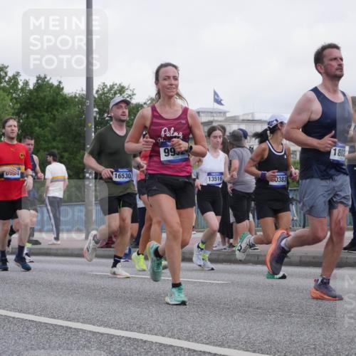 29.06.2025 - hella hamburg halbmarathon Luisa Fischer http://msf.ph/oto/8499703 29.06.2025 10:04:17 Kennedybrücke 67, 19002, 16530, 99, 13516, 0383, 1802, 1420, 1526, 1726, 2006, 2091, 2936, 3425, 4068, 4319, 4370, 6924, 7287, 7658, 8046, 8326, 8691, 9124, 9932, 10383 meine-sportfotos.de