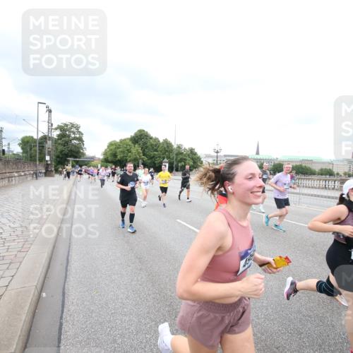 29.06.2025 - hella hamburg halbmarathon Jannik Wohlers http://msf.ph/oto/8499740 29.06.2025 10:56:50 Lombardsbrücke 2041, 2370, 2871, 3195, 3470, 3723, 3851, 4086, 4106, 4241, 4485, 4611, 4998, 5057, 5316, 5639, 5738, 6053, 6832, 6981, 7592, 7728, 7787, 8039, 8224, 8287, 8546, 8552, 8679, 8851, 8853, 9110, 9298, 9299, 9329, 9430, 9513, 9570, 9670, 9824, 10142, 10505, 10913, 10914, 11050, 11179, 11323, 11954, 12226, 12306, 12396, 12476, 12477, 12484, 12535, 12698, 12832, 12984, 13048, 13224, 13438, 13490, 13513, 13697, 13731, 13878, 13986, 14146, 14148, 14366, 14414, 14862 meine-sportfotos.de