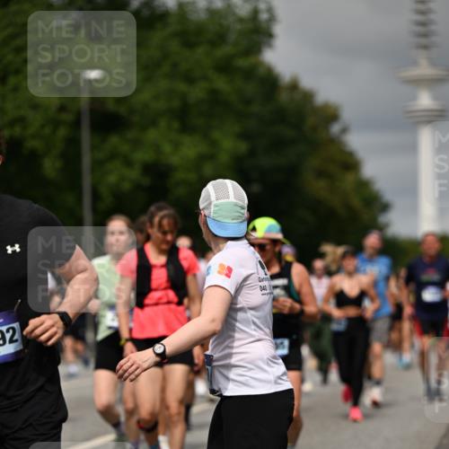 29.06.2025 - hella hamburg halbmarathon Dr. Thomas Lammeyer http://msf.ph/oto/8499761 29.06.2025 10:24:18 Kennedybrücke 1110, 1115, 1145, 2357, 3278, 3678, 4539, 4585, 4614, 4737, 4739, 5123, 5556, 5659, 5834, 5849, 5937, 6444, 6874, 7137, 7519, 7739, 7744, 7808, 7917, 8387, 8462, 8588, 9136, 9196, 9735, 10414, 10550, 10622, 11028, 11036, 11434 meine-sportfotos.de