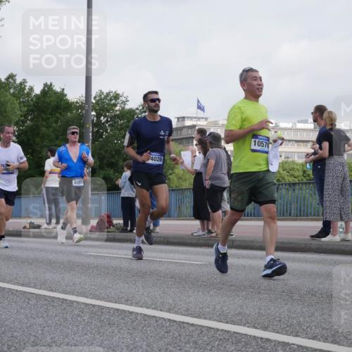 29.06.2025 - hella hamburg halbmarathon Luisa Fischer http://msf.ph/oto/8499768 29.06.2025 10:04:27 Kennedybrücke 6281, 6087, 4026, 10576, 1526, 2091, 2167, 2490, 3425, 3663, 3976, 4370, 5675, 6087, 6281, 6302, 7287, 7658, 8030, 8392, 8822, 10281, 10301, 10576 meine-sportfotos.de