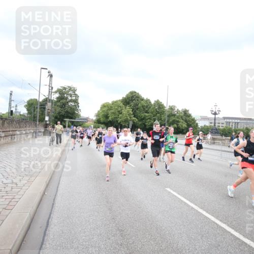 29.06.2025 - hella hamburg halbmarathon Jannik Wohlers http://msf.ph/oto/8499769 29.06.2025 10:56:55 Lombardsbrücke 2041, 2370, 3195, 3388, 3723, 3851, 4086, 4106, 4180, 4485, 4611, 4998, 5316, 5639, 5738, 6053, 6832, 7592, 7728, 7787, 8035, 8224, 8287, 8386, 8540, 8552, 8679, 8851, 8853, 9110, 9430, 9670, 9824, 10078, 10505, 10913, 10914, 11954, 12306, 12396, 12484, 12698, 12799, 12832, 12984, 13048, 13224, 13438, 13490, 13513, 13697, 13731, 14146, 14366, 14862, 16007, 18534 meine-sportfotos.de