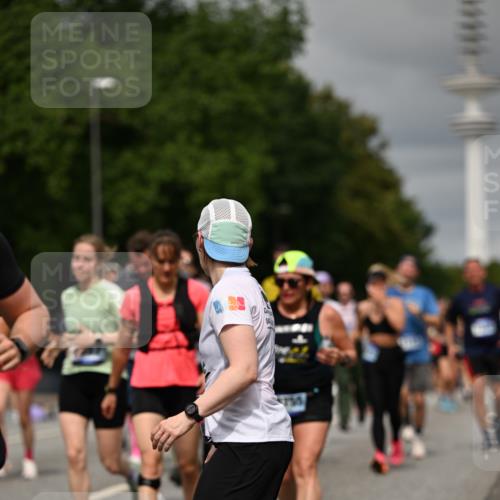 29.06.2025 - hella hamburg halbmarathon Dr. Thomas Lammeyer http://msf.ph/oto/8499775 29.06.2025 10:24:19 Kennedybrücke 1110, 1115, 1145, 1534, 2357, 3278, 3678, 4539, 4585, 4614, 4737, 4739, 5123, 5556, 5659, 5834, 5849, 5937, 6444, 6874, 7101, 7137, 7519, 7739, 7744, 7808, 7917, 8387, 8462, 8588, 9136, 9196, 9735, 10414, 10550, 10595, 10622, 11028, 11036, 11434 meine-sportfotos.de