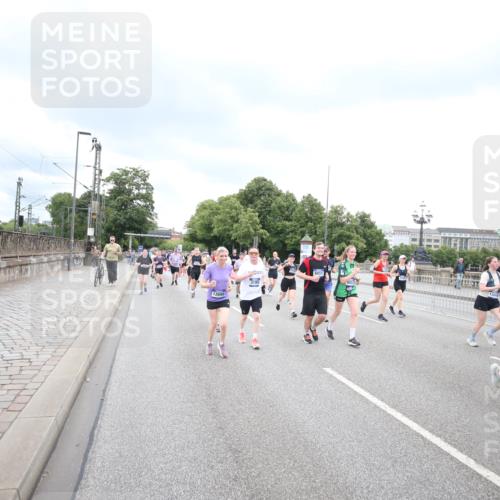 29.06.2025 - hella hamburg halbmarathon Jannik Wohlers http://msf.ph/oto/8499777 29.06.2025 10:56:55 Lombardsbrücke 2041, 2370, 3195, 3388, 3723, 3851, 4086, 4106, 4180, 4485, 4611, 4998, 5316, 5639, 5738, 6053, 6832, 7592, 7728, 7787, 8035, 8224, 8287, 8386, 8540, 8552, 8679, 8851, 8853, 9110, 9430, 9670, 9824, 10078, 10505, 10913, 10914, 11954, 12306, 12396, 12484, 12698, 12799, 12832, 12984, 13048, 13224, 13438, 13490, 13513, 13697, 13731, 14146, 14366, 14862, 16007, 18534 meine-sportfotos.de