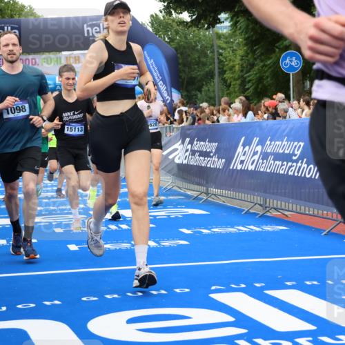 29.06.2025 - hella hamburg halbmarathon Strokosch-Dieckow http://msf.ph/oto/8499782 29.06.2025 10:53:31 Ziel 1030, 1061, 1098, 1499, 1502, 1783, 2070, 2630, 3399, 3819, 5866, 6198, 6628, 6629, 6762, 10549, 11068, 12632, 12909, 13865, 13912, 13997, 15061, 15113, 15497, 15856, 17710, 18450, 18612, 18666, 18715 meine-sportfotos.de